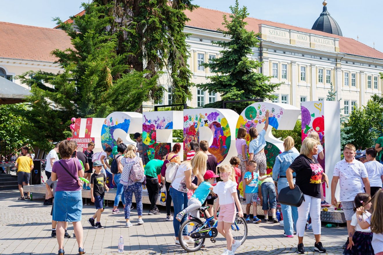 Mindig nagy érdeklődés övezi a sepsiszentgyörgyi gyerekek ünnepét •  Fotó: Kristó-Gothárd Hunor