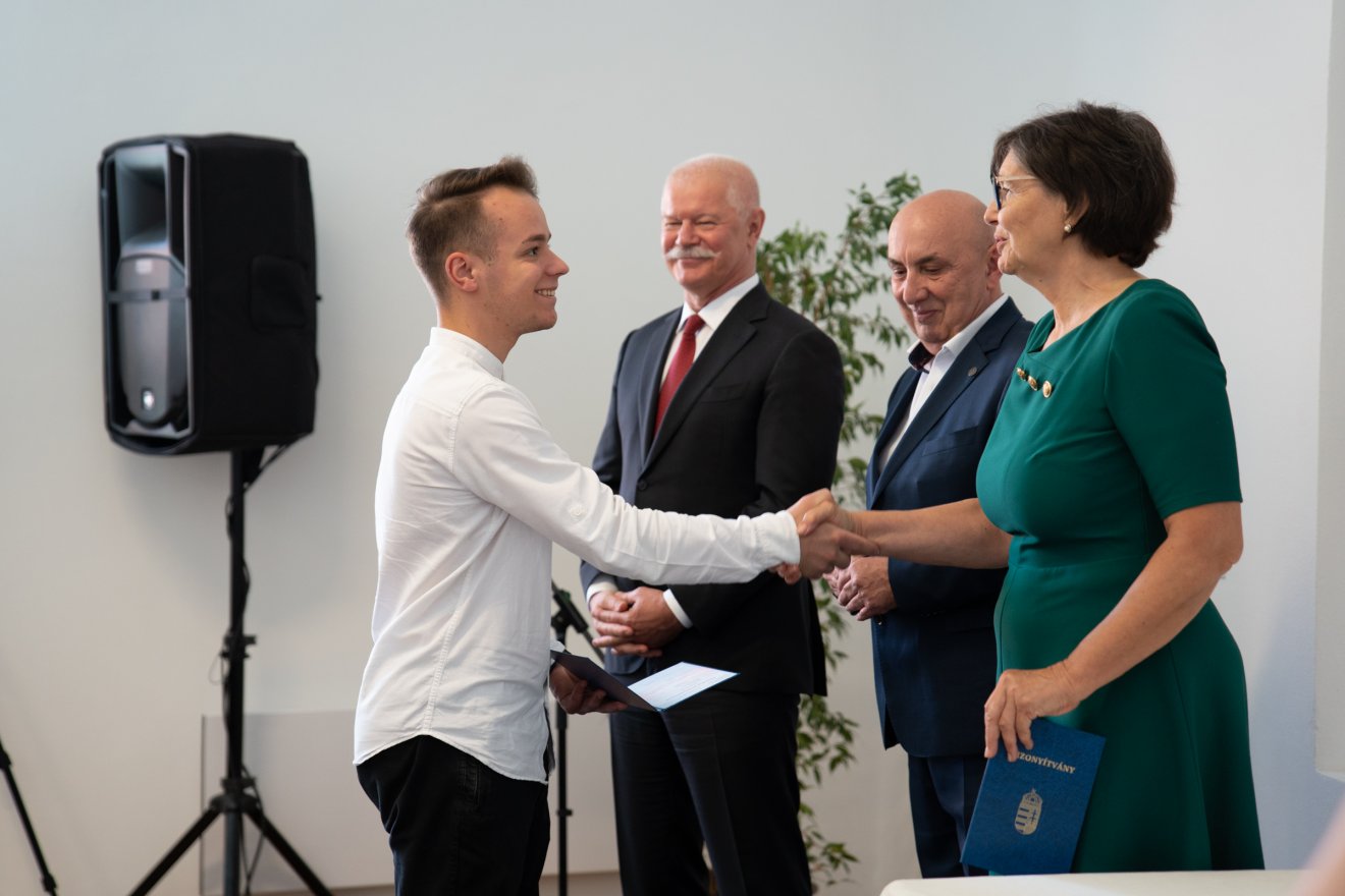Pölöskei Gáborné helyettes államtitkár is gratulált •  Fotó: Tuchiluș Alex