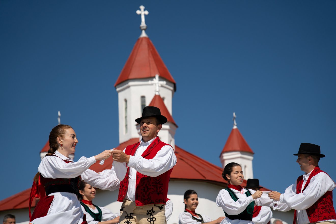 Néptánccal tarkított ünnepély keretében indultak el Csíksomlyóra a háromszéki lovas zarándokok, immár hetedjére •  Fotó: Tuchiluș Alex