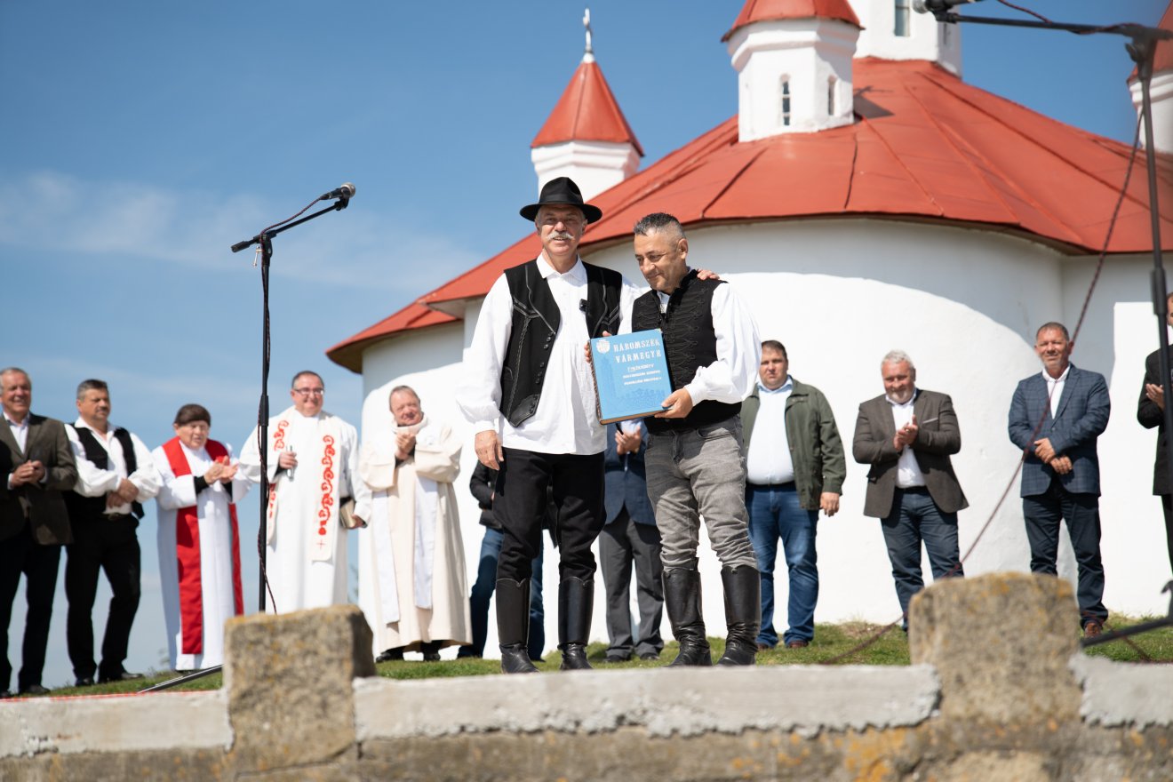 Tamás Sándor Háromszék vármegye 1896-os emlékkönyvének diszkiadását ajándékozta Potápi Árpádnak •  Fotó: Tuchiluș Alex