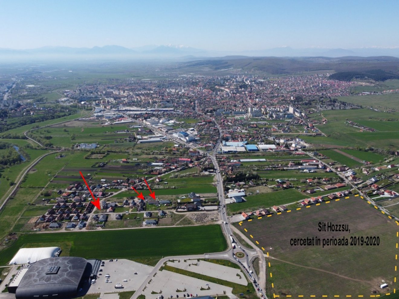 A Hosszú lelőhely madártávlatból. A piros nyilak a 2023-2024-ben végzett régészeti vizsgálatok helyét mutatják. •  Fotó: Keleti Kárpátok Nemzeti Múzeum