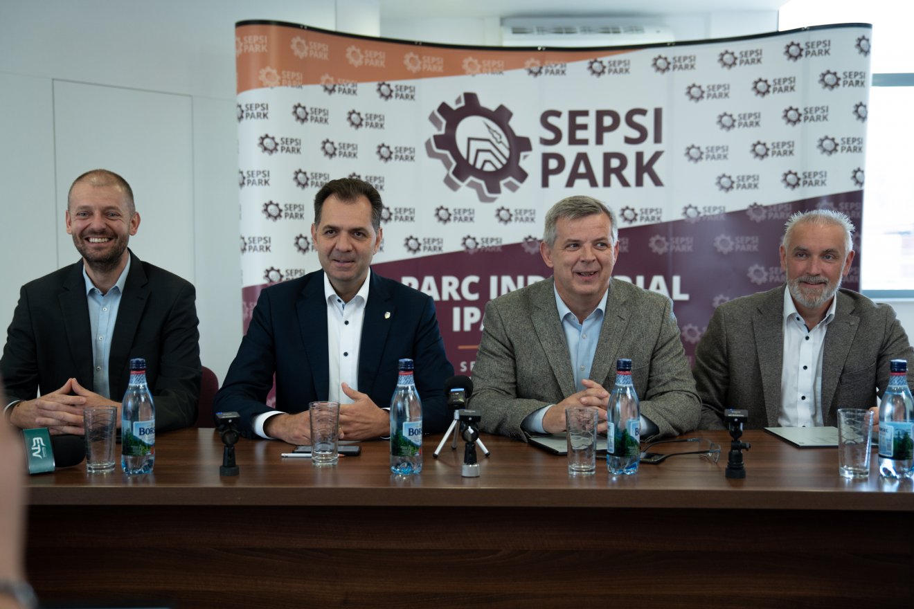 A csapat, amelyik a város gazdasági közpolitikáin dolgozik: Debreczeni László, Antal Árpád, Miklós Zoltán, Edler András •  Fotó: Tuchiluș Alex