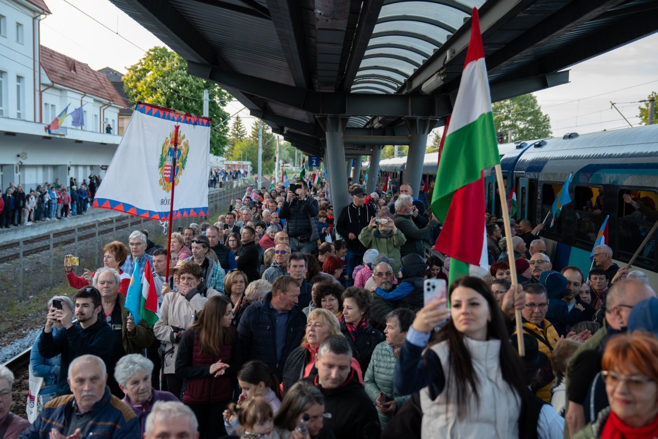 Begördültek Sepsiszentgyörgyre péntek este a Székely Gyors és Csíksomlyó Expressz egyesített szerelvényei. A zarándokokat több ezres tömeg köszöntötte a peronon. •  Fotó: Tuchiluș Alex