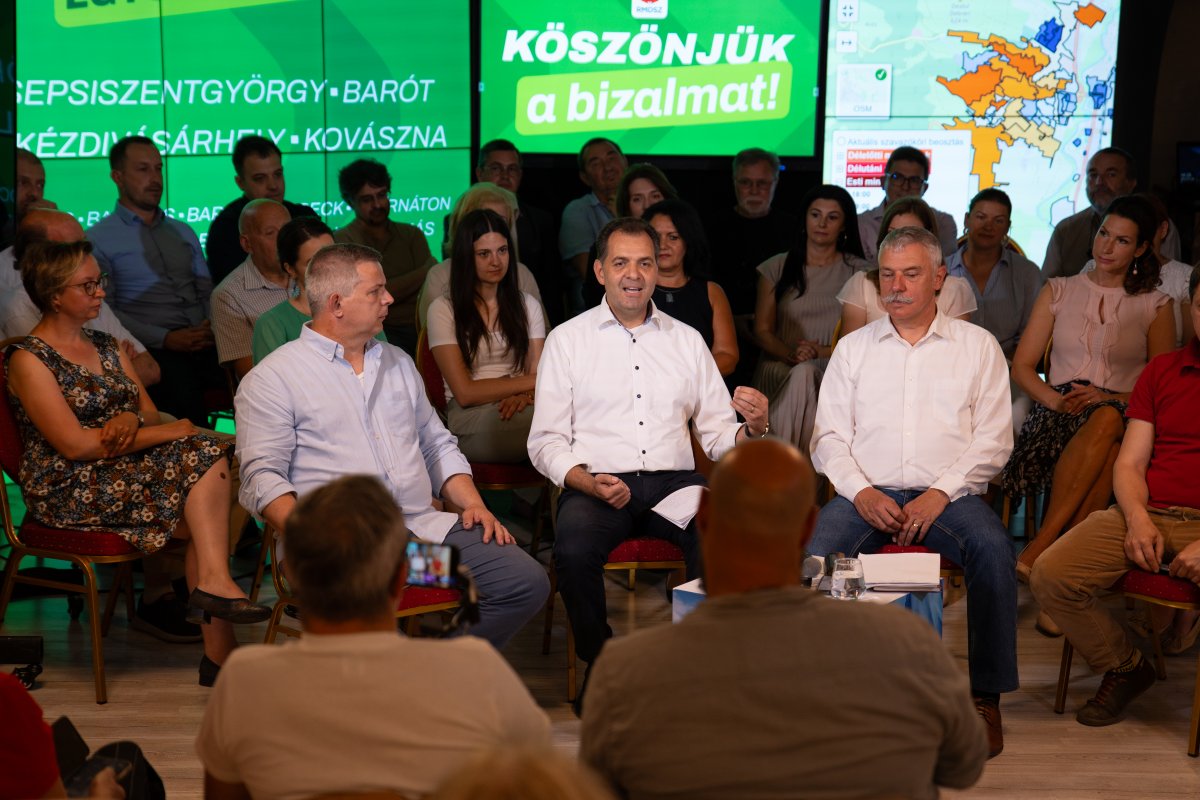 Antal Árpád és Tamás Sándor csapatukkal a hátuk mögött értékeltek &bullet;  Fotó: Tuchiluș Alex