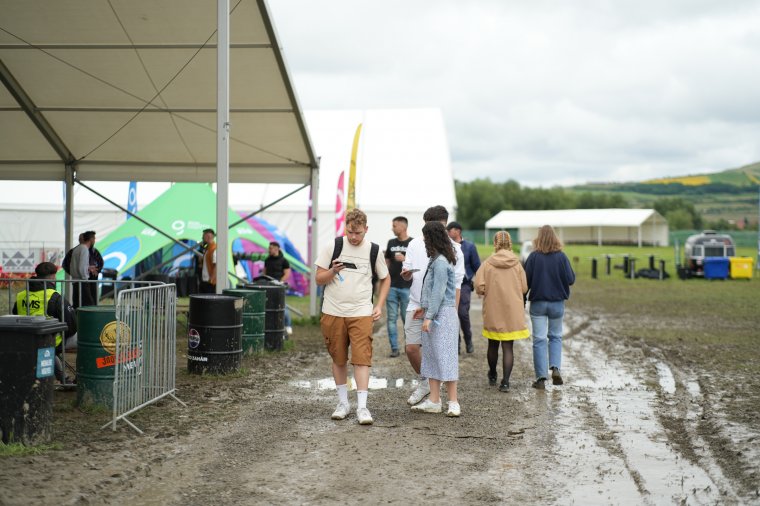 Esőben, sárban, de annál jobb hangulatban kezdődött a Vibe Fesztivál