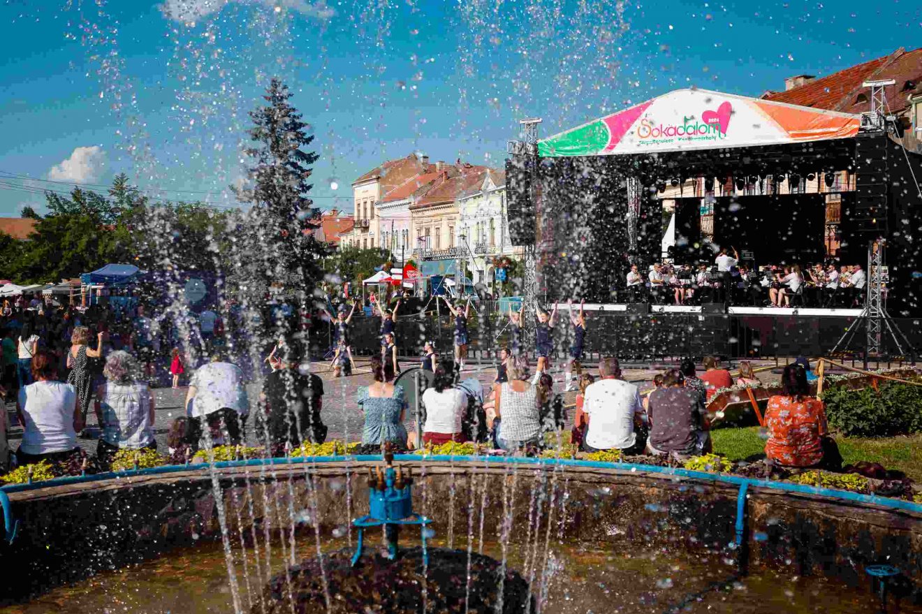 Elrajtolt a Sokadalom •  Fotó: Tompa Réka