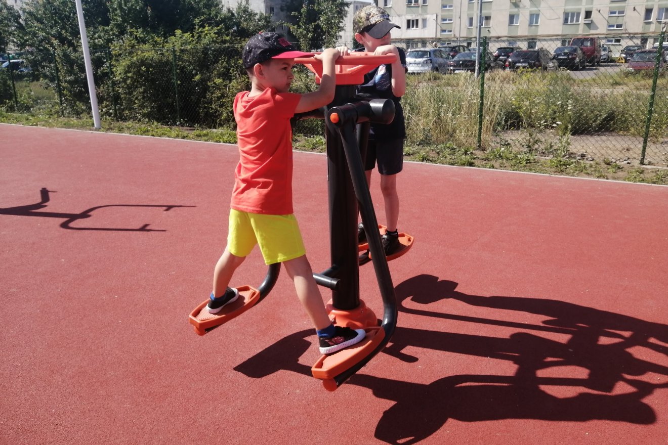 Sok erősítési lehetőséget kínáló fitnesszpark csábítja a gyerekeket és felnőtteket egyaránt •  Fotó: Bodor Tünde