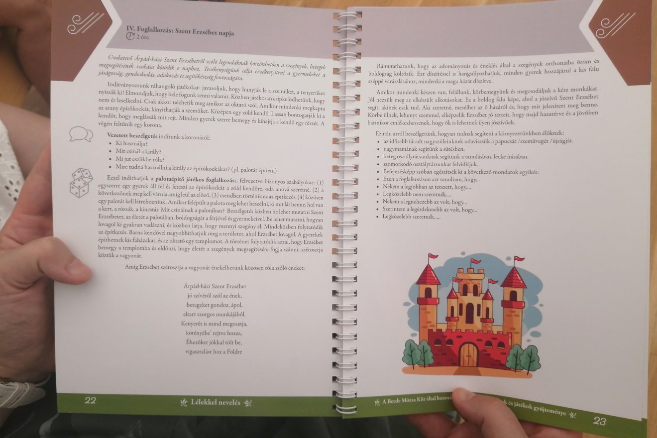 Egy szépen illusztrált kiskalauz a gyermekek „lekötéséhez” – úgy, hogy ők ne érezzék gúzsnak 