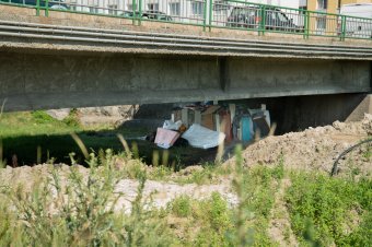 A legrosszabb opciót választották: a híd alatt rendezkedtek be