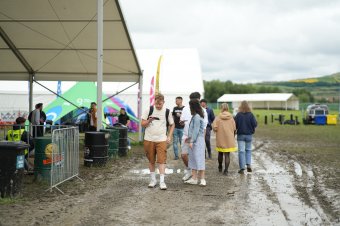 Esőben, sárban, de annál jobb hangulatban kezdődött a Vibe Fesztivál