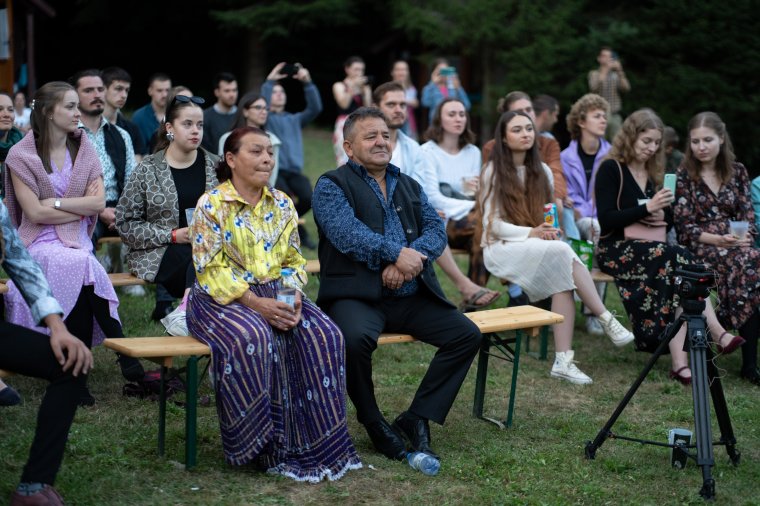 Itt bármi történik, csak jó lehet – hetedhét országból visszajárnak a zabolai cigányfolklór-táborba