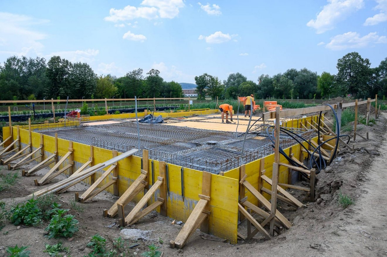 Zajlik a szigeten épülő kis kávézó alapjának kiöntése •  Fotó: Bodor Tünde