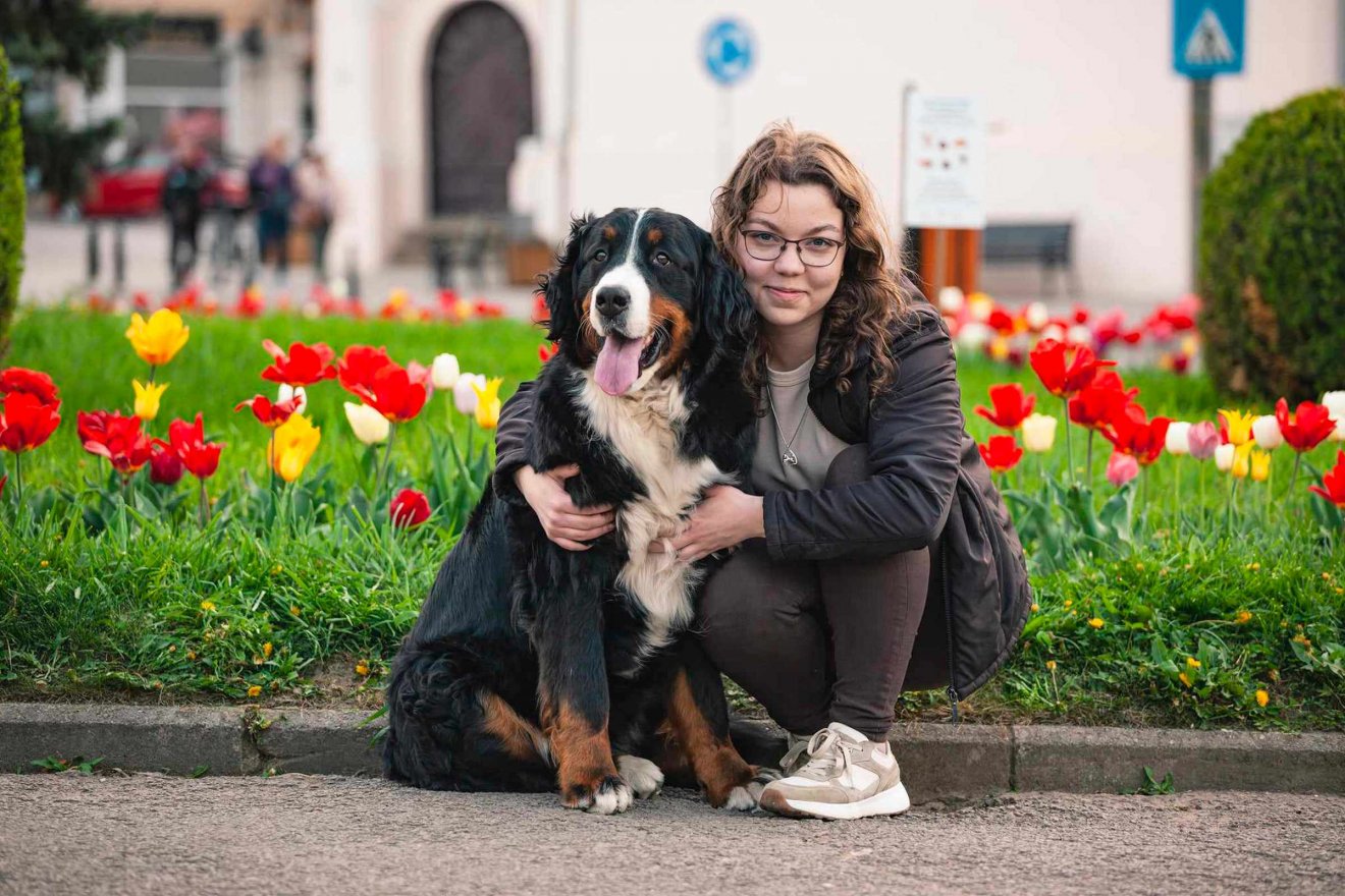 Saját kutyusával, Mollyval •  Fotó: Gáspár Bernadett