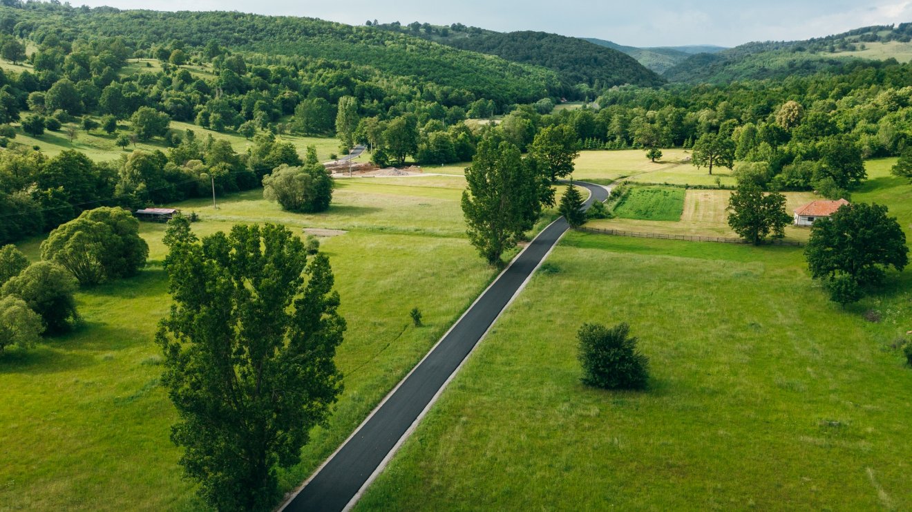 A második réteget terítik le a napokban •  Fotó: Bardoc Község/Facebook