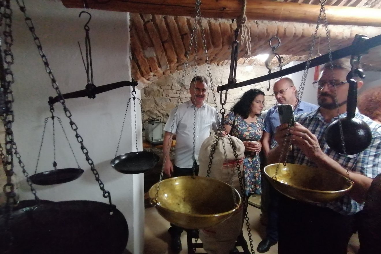 A mérlegmúzeumban. Háttérben az ötletgazda, Jakó Dénes •  Fotó: Bodor Tünde