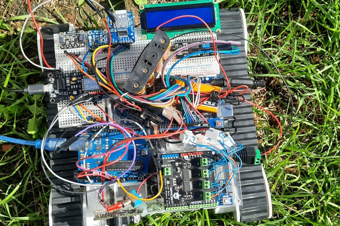 Egy levegőminőségmérő és talajt feltérképező kis robot, melyet 11-es diákok állítottak össze saját koncepció alapján •  Fotó: Pető Mária