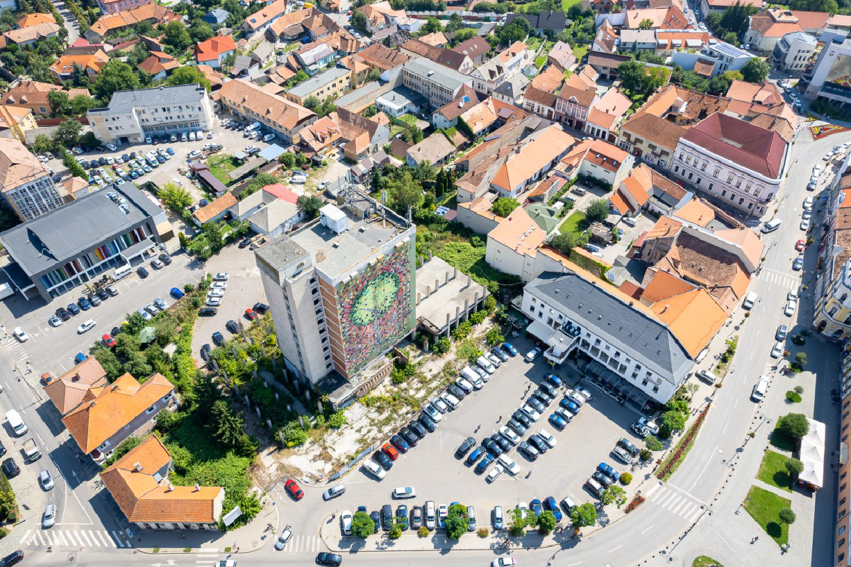 A leendő Erdélyi Művészeti Központ tere, rajta a lebontandó Bodok szállóval •  Fotó: Magyar Építészkamara honlapja