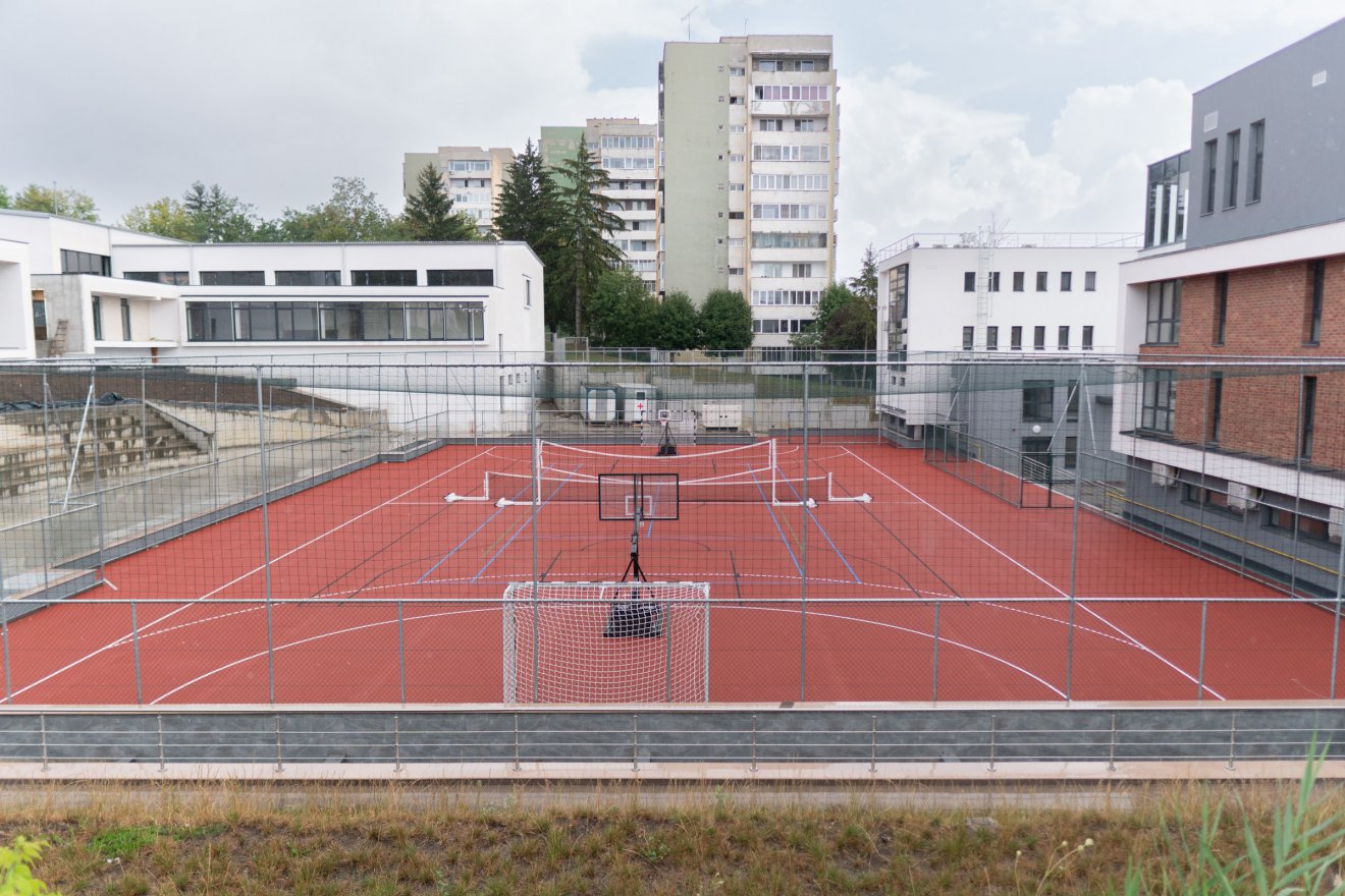 Baloldalt a sportiskola leendő székhelye, jobboldalt a sportszálló, középen sportpálya az egykori kisstadion és nyári színház helyén •  Fotó: Tuchiluș Alex