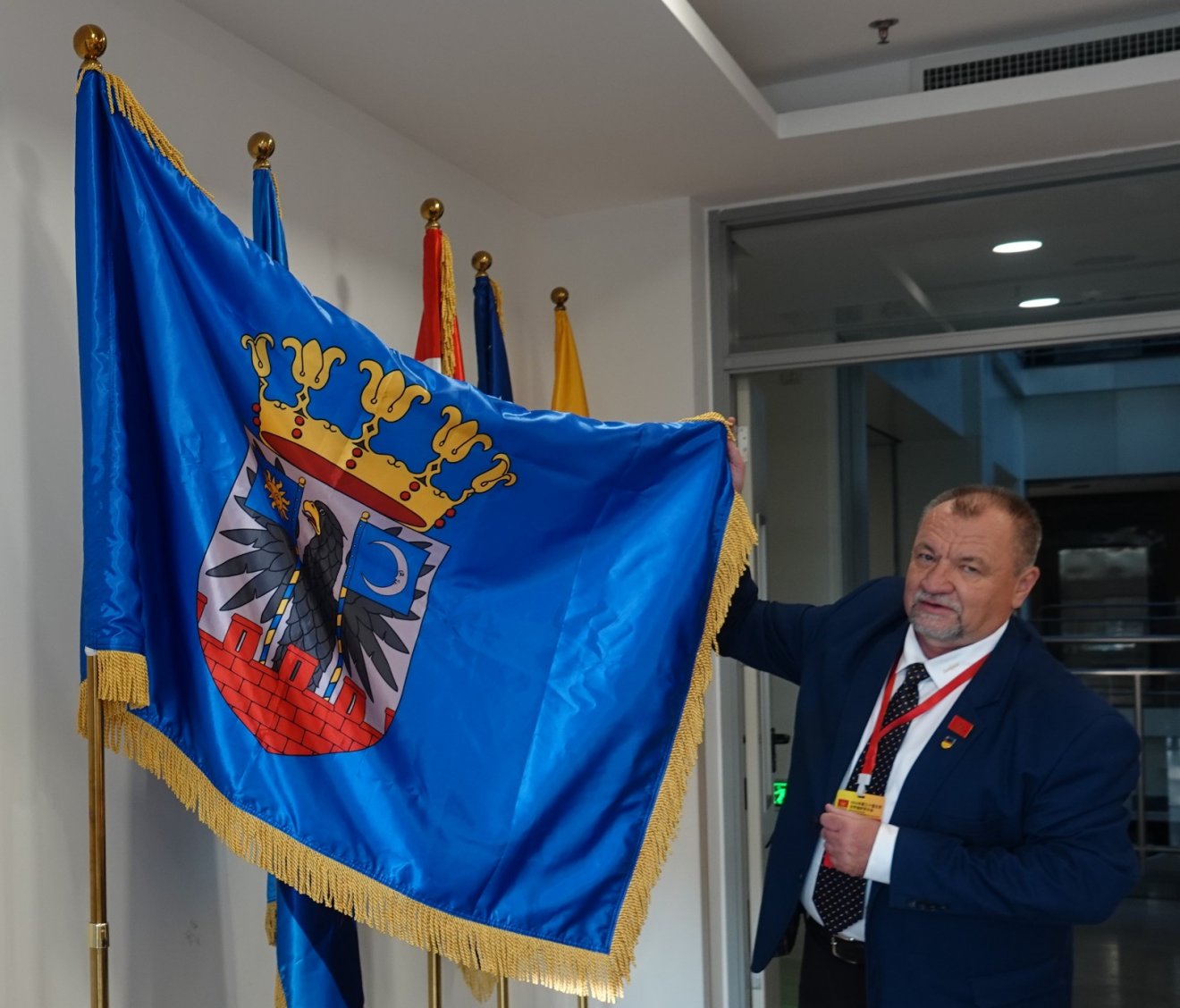 Szekeres Attila István az Erdélyi Címer- és Zászlótudományi Egyesület címeres zászlajával avilágkongresszuson •  Fotó: Remigijus Bimba