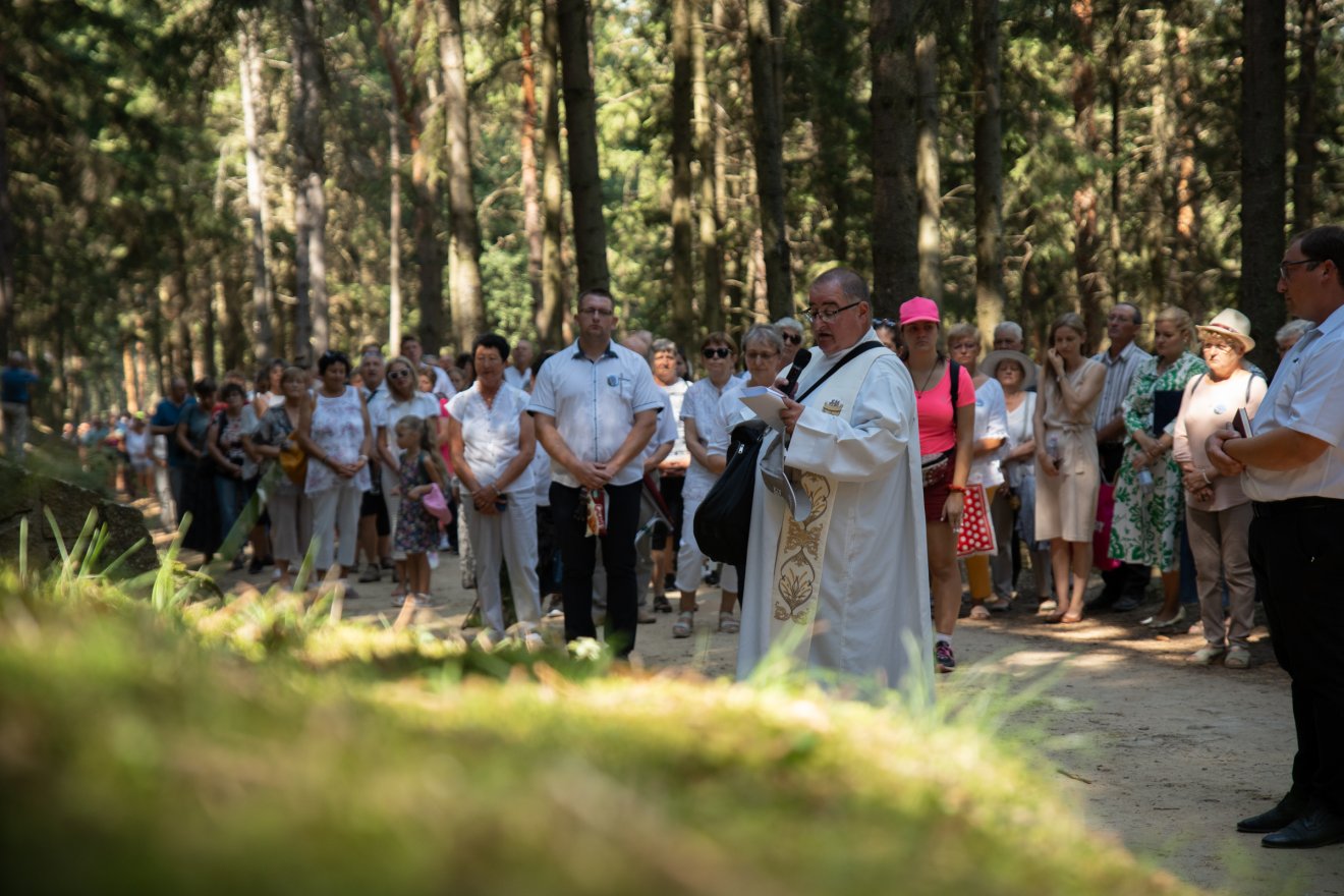 A keresztúti ájtatosság pillanatai •  Fotó: Tuchiluș Alex