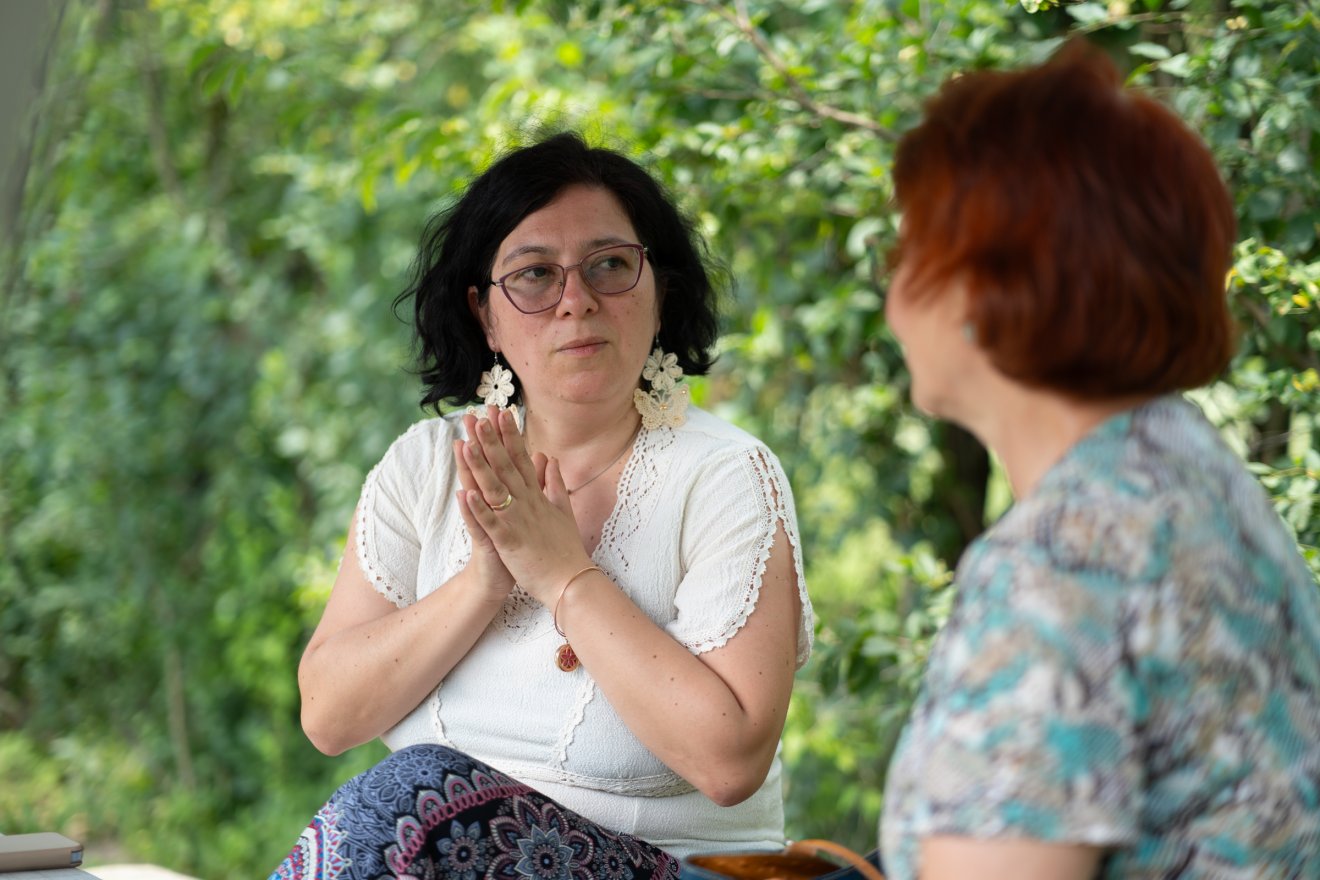 Bărcăceanu Andrea táborvezető mindenre figyelt, miközben maga is mélyen bevonódott a fiatalok megéléseibe •  Fotó: Tuchiluș Alex