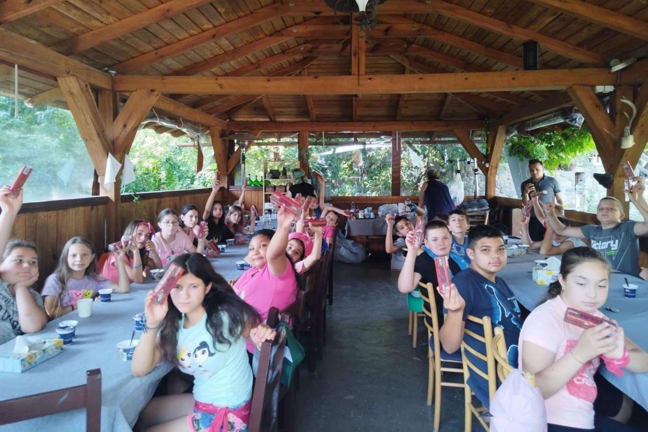 A jó étel, az együttlét és a szeretet, a figyelem különösen maradandó élmény marad számukra • Fotó: Kovászna Megyei Vöröskereszt