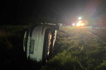 Felborította a szembejövőt, majd kipattant a kocsijából és elfutott