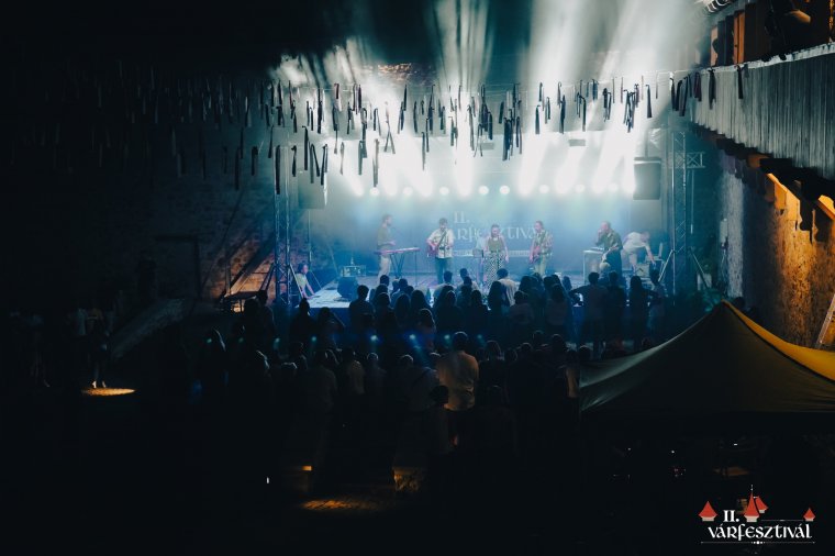 Művészeti kavalkád, történelmi séta a nagyajtai várfesztiválon