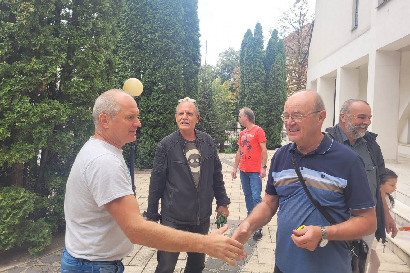 A harang átadása, középen Nagy István •  Fotó: Sepsiszentgyörgyi Unitárius Egyházközség/Facebook
