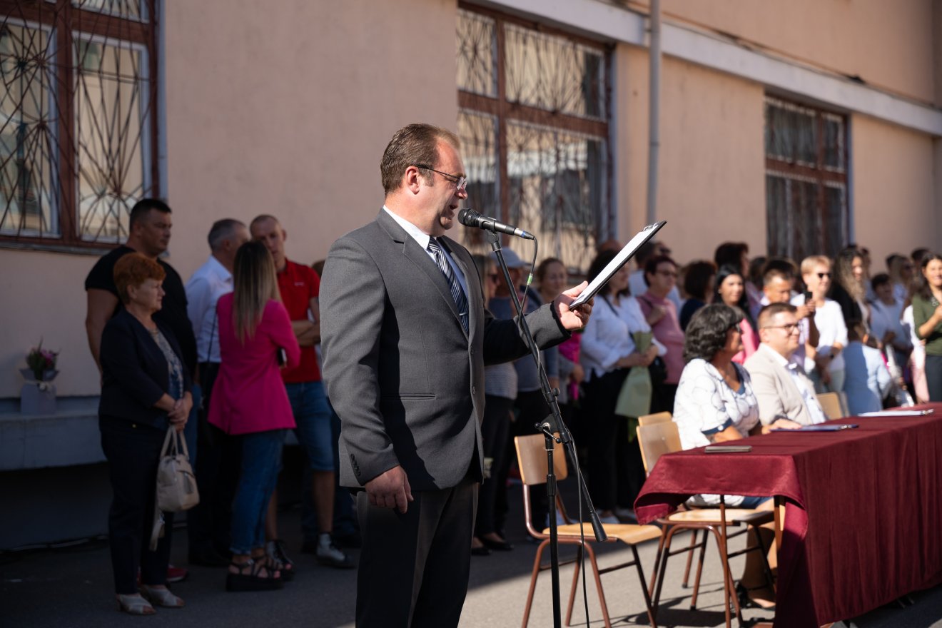 Lázár Raymond igazgatónak már most fáj a fej az új iskolai rendszabály be nem tartható előírásai miatt •  Fotó: Tuchiluș Alex