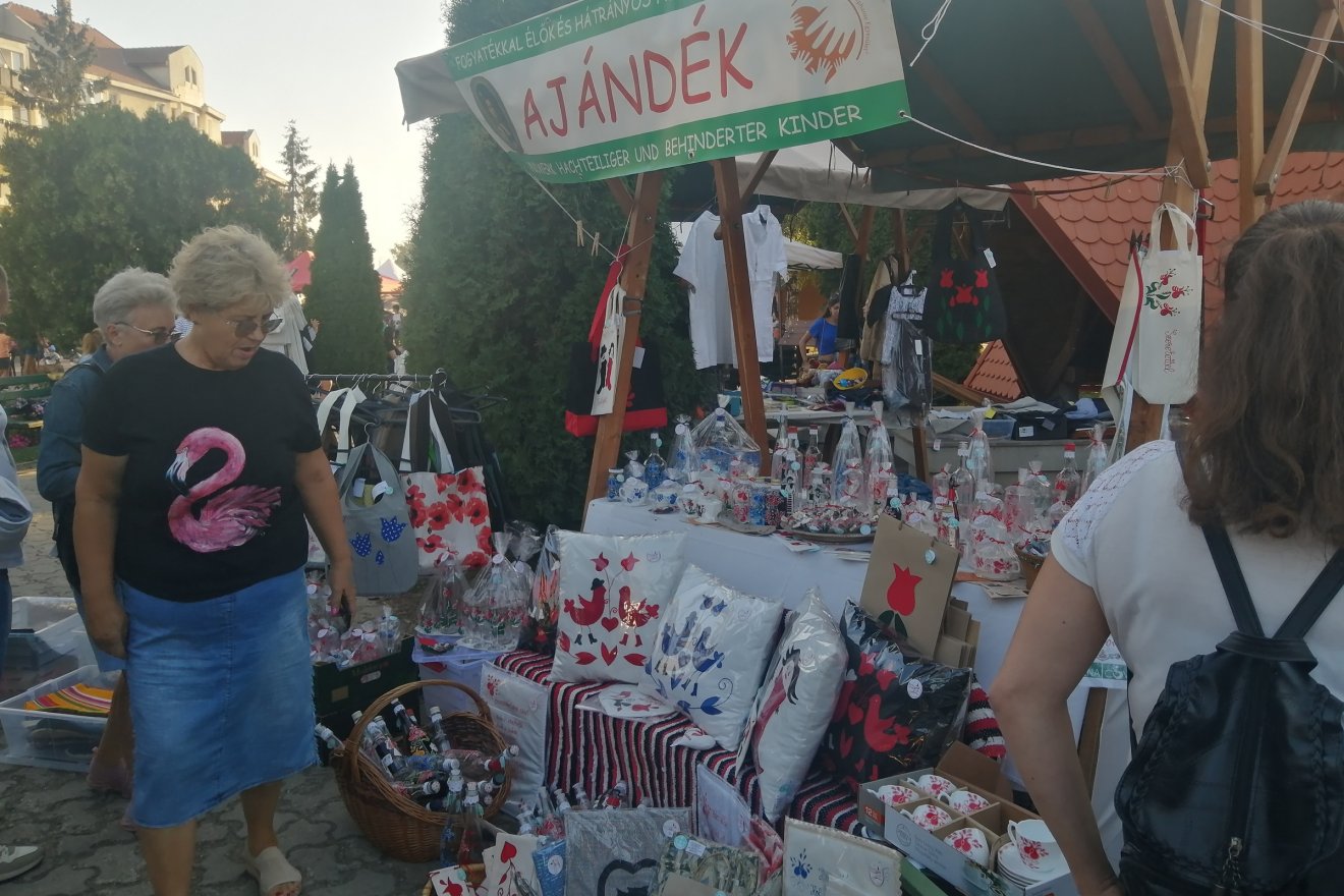 A vásárban sok szép portéka közül lehetett válogatni •  Fotó: Bodor Tünde