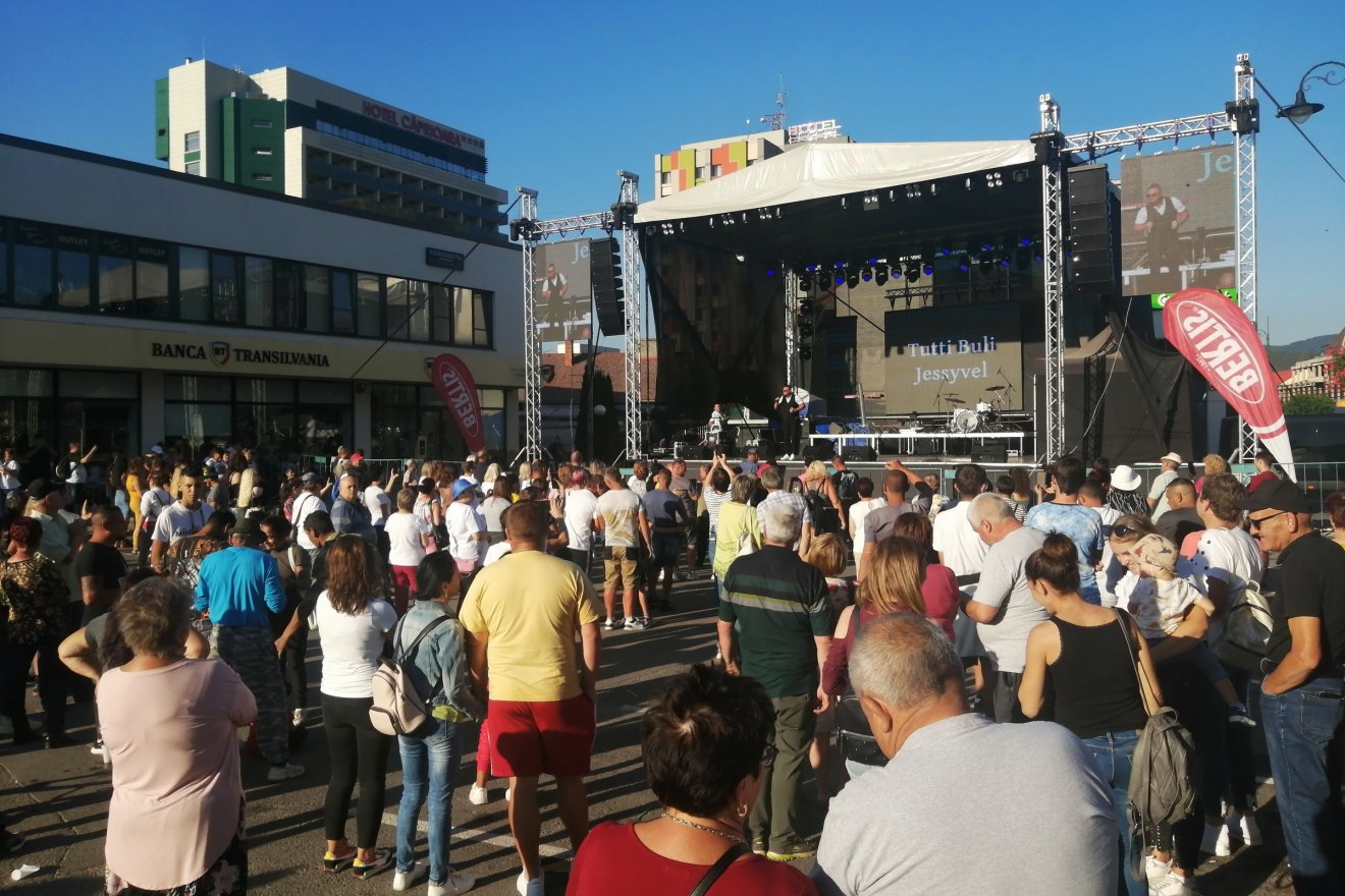 A mulatós sok embert vonzott a színpad elé •  Fotó: Bodor Tünde