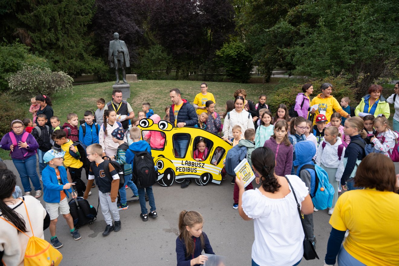 Átlagban 160 gyerek „száll fel a buszra” reggelente Sepsiszentgyörgyön •  Fotó: Tuchiluș Alex