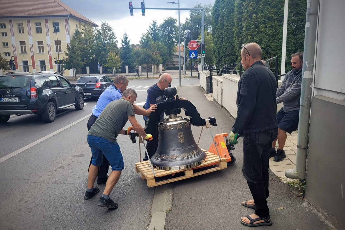 Múlt pénteken érkezett meg „A türelmesség harangja” •  Fotó: Sepsiszentgyörgyi Unitárius Egyházközség/Facebook