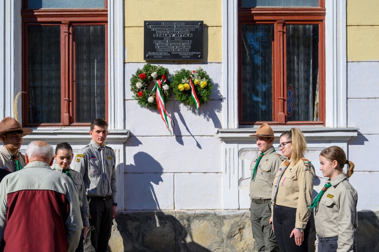 A cserkészek tiszteletadása mellett került fel a koszorú a Gloria Victis feliratú táblára •  Fotó: Vargyasi Levente
