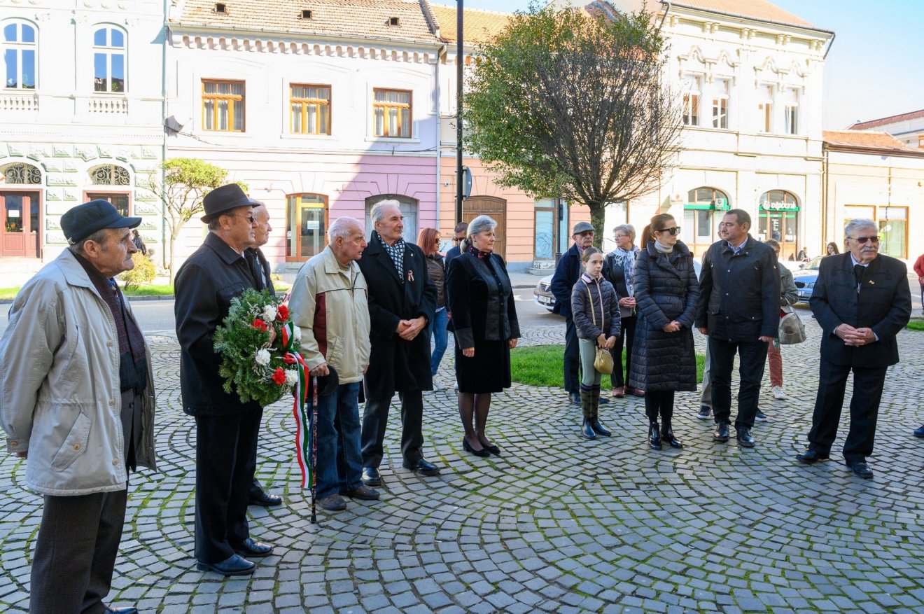A polgármesteri hivatalnál csak maroknyi megemlékező koszorúzott •  Fotó: Vargyasi Levente