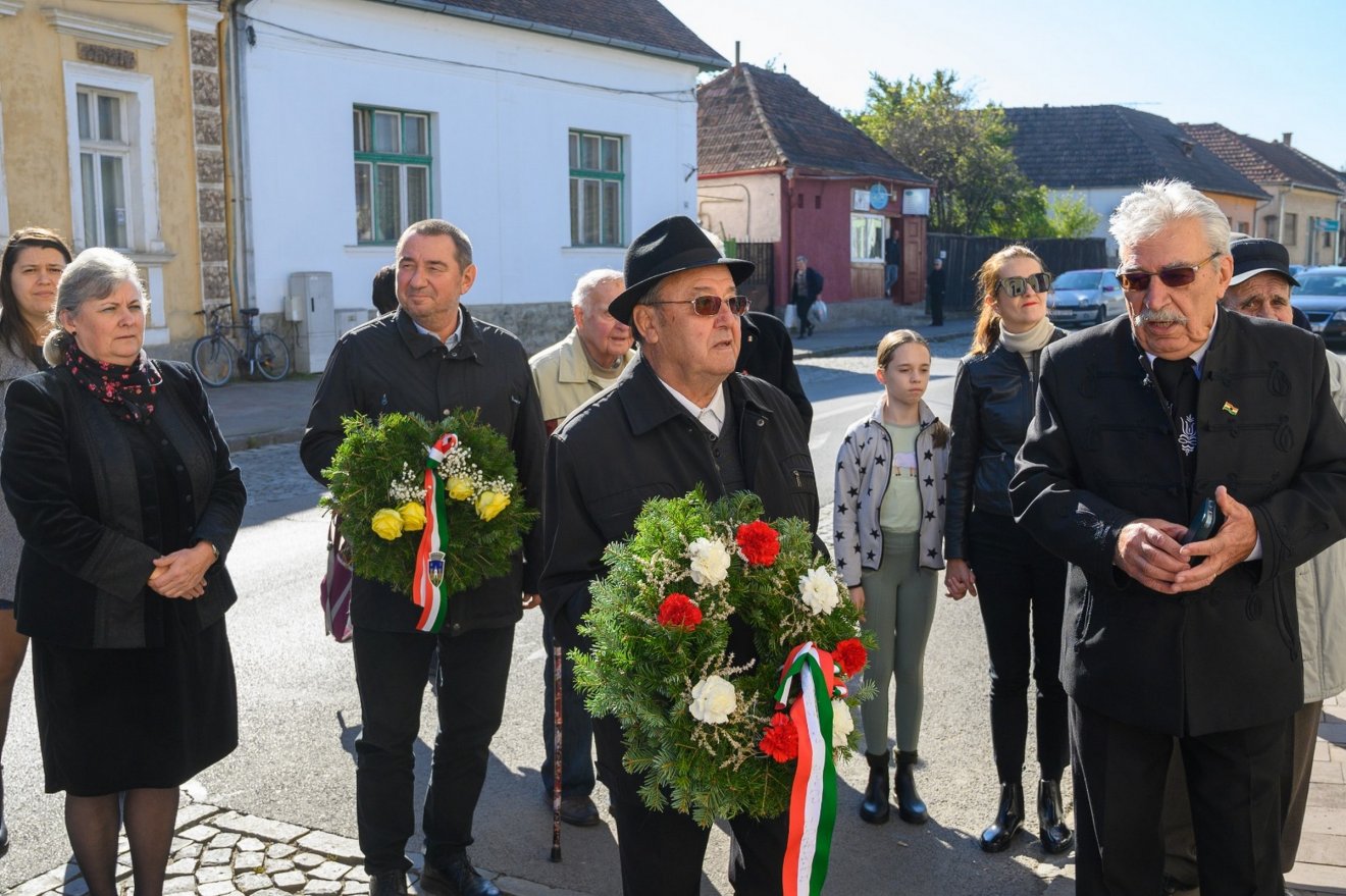 Szalay Attila 29 évesen halt bele a börtönkörülményektől szerzett gyomorfekélyébe – az ő házára is felkerült a tiszteletadás koszorúja •  Fotó: Vargyasi Levente