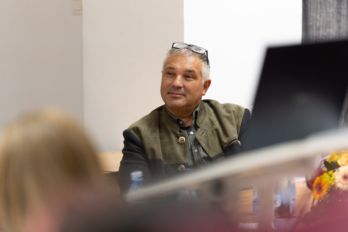 Csákány László közbirtokossági elnök az erdő nyújtotta sokrétű szolgáltatásokra világított rá •  Fotó: Tuchiluș Alex