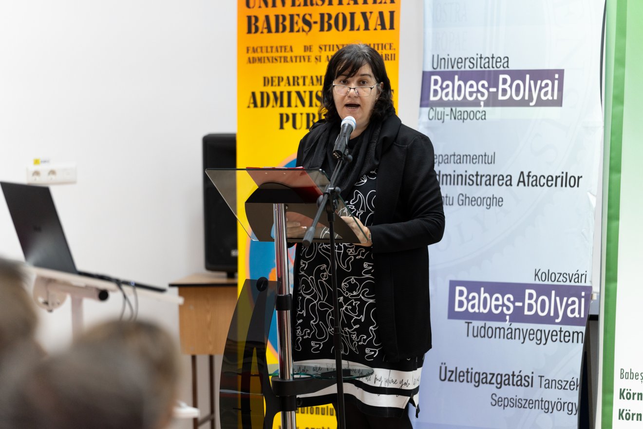 Fosztó Mónika intézményvezető arra bátorította a diákokat, éljenek a lehetőségekkel, vegyenek részt a hallagatói önkormányzat munkájában és az általa szervezett eseményeken •  Fotó: Tuchiluș Alex