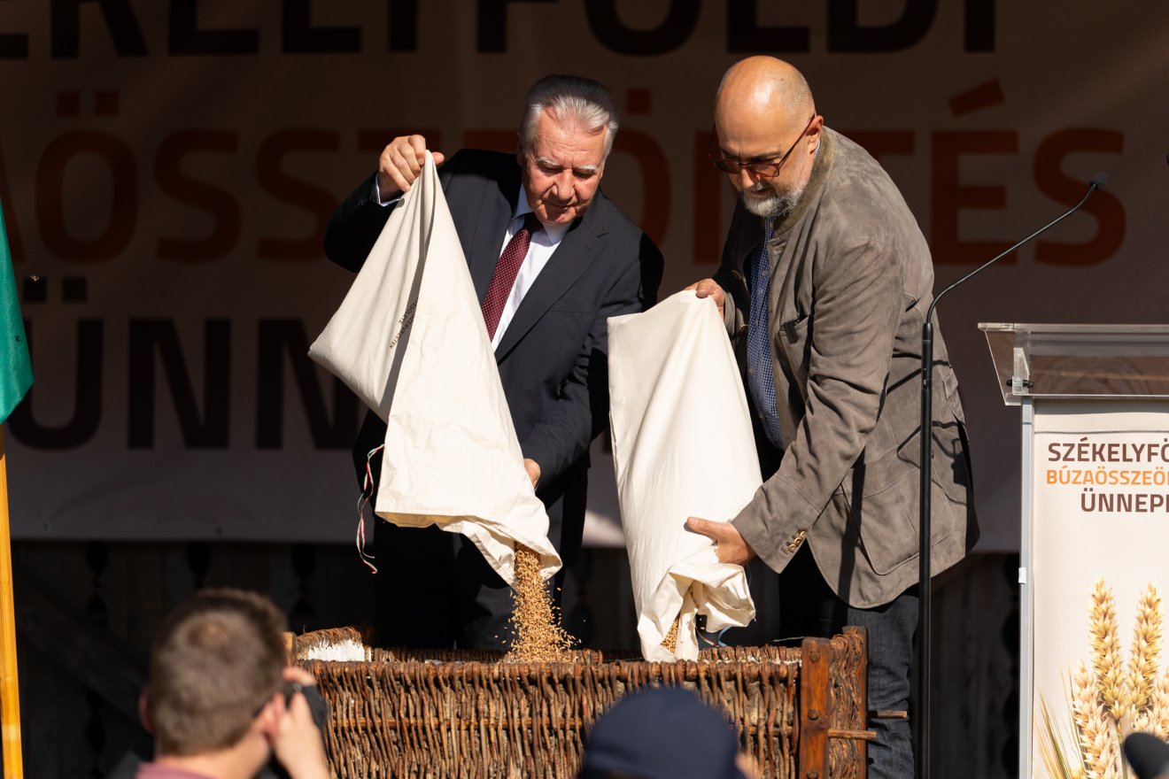 Az összeöntés pillanatai •  Fotó: Tuchiluș Alex