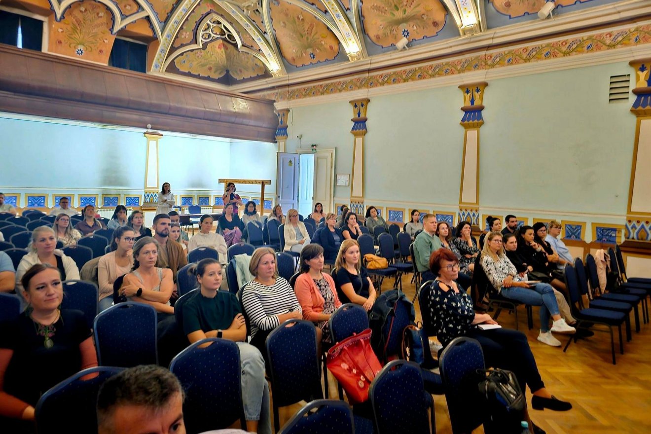 Jóval több érdeklődő jelentkezett az akadémiára, mint amennyi elméletileg befért a terembe, de többen jelezték, nem minden alkalomra tudnak eljönni – mert szülők •  Fotó: Kondor Ágota