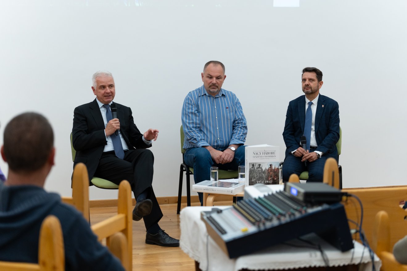 Sorrendben balról jobbra: Szalay-Berzeviczy Attila, Magyarosi Sándor és Dolhai István •  Fotó: Tuchiluș Alex