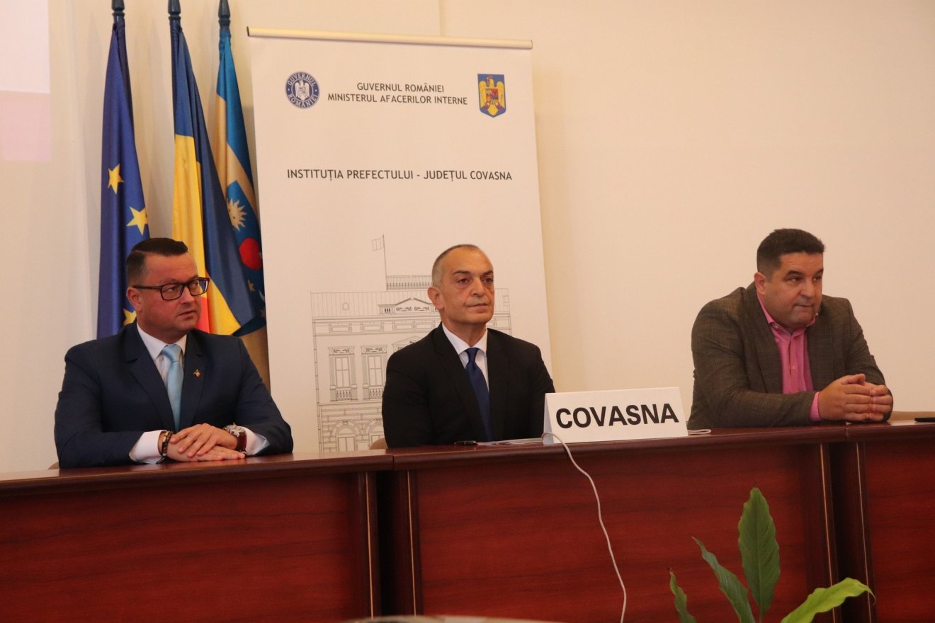 A régi-új alprefektus (középen) a prefektúra jogi irodájában (is) dolgozott korábban • Fotó: Kovászna Megyei Prefektúra/Facebook