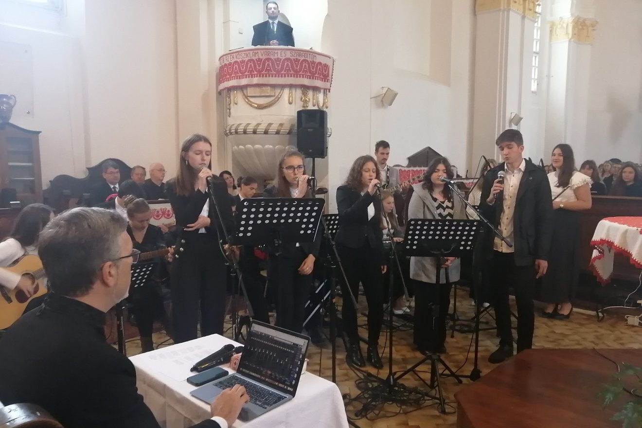 Zenés-énekes műsort mutattak be a diákok •  Fotó: Bodor Tünde