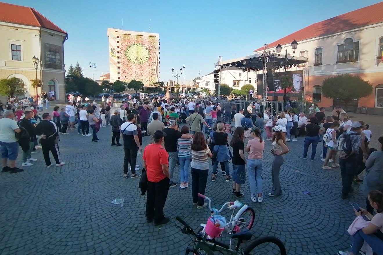 Szombat délutáni koncertekbe ágyazott  lakossági fórum Sepsiszentgyörgy főterén •  Fotó: Bodor Tünde