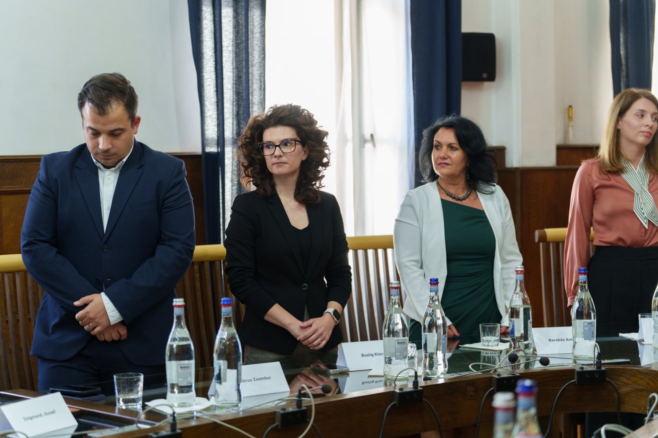Az eskületételt állva hallgatták végig a jelenlevők •  Fotó: Tuchiluș Alex