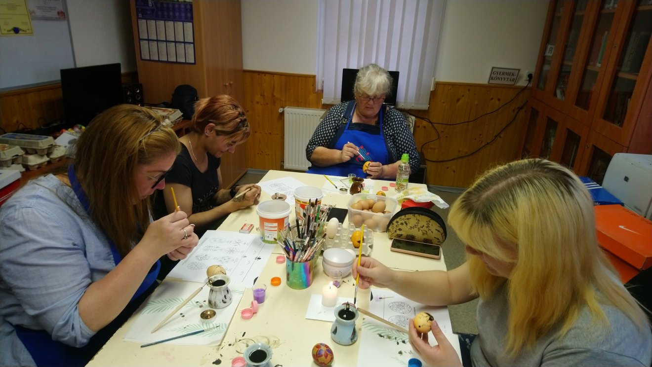 Tojásfestést gyakorolnak egy szakkörben, hagyományos és kreatív módon is •  Fotó: aszakkor.hu