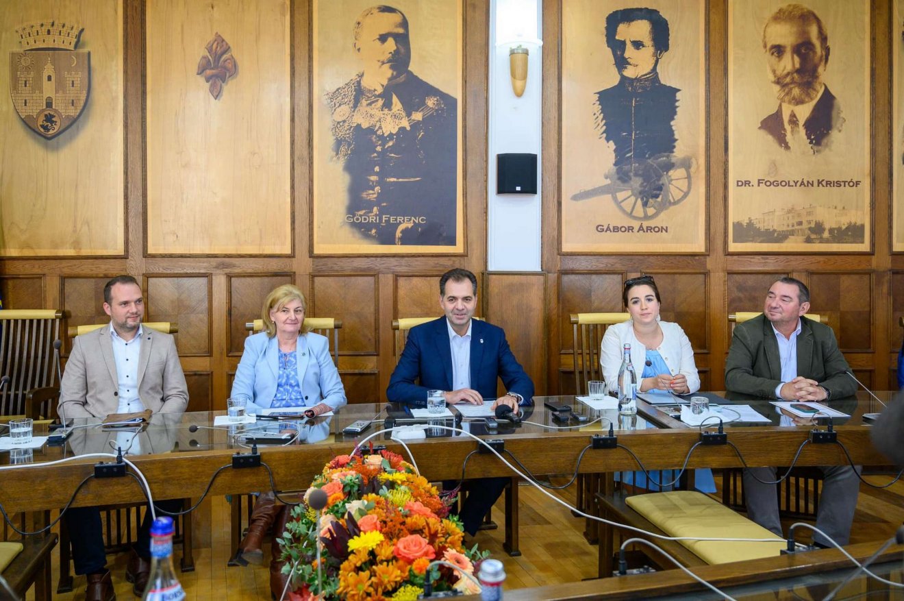 Jakab-István Barna városgondnok, volt megyei tanácsi alelnök, Sztakics Éva, volt és aktuális alpolgármester, Antal Árpád, Vargha Fruzsina, a leköszönő alpolgármester, és a régi-új alpolgármester, Tóth-Birtan Csaba •  Fotó: Antal Árpád/Facebook
