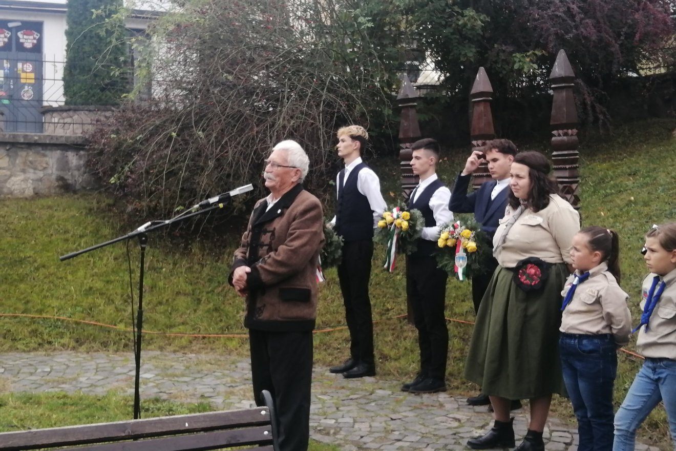 Balázs Antal nyugdíjas tanító faragta az aradi vértanúk kopjafáit. Mindegyikben egy dióhéjnyi aradi föld is el van rejtve. •  Fotó: Bodor Tünde