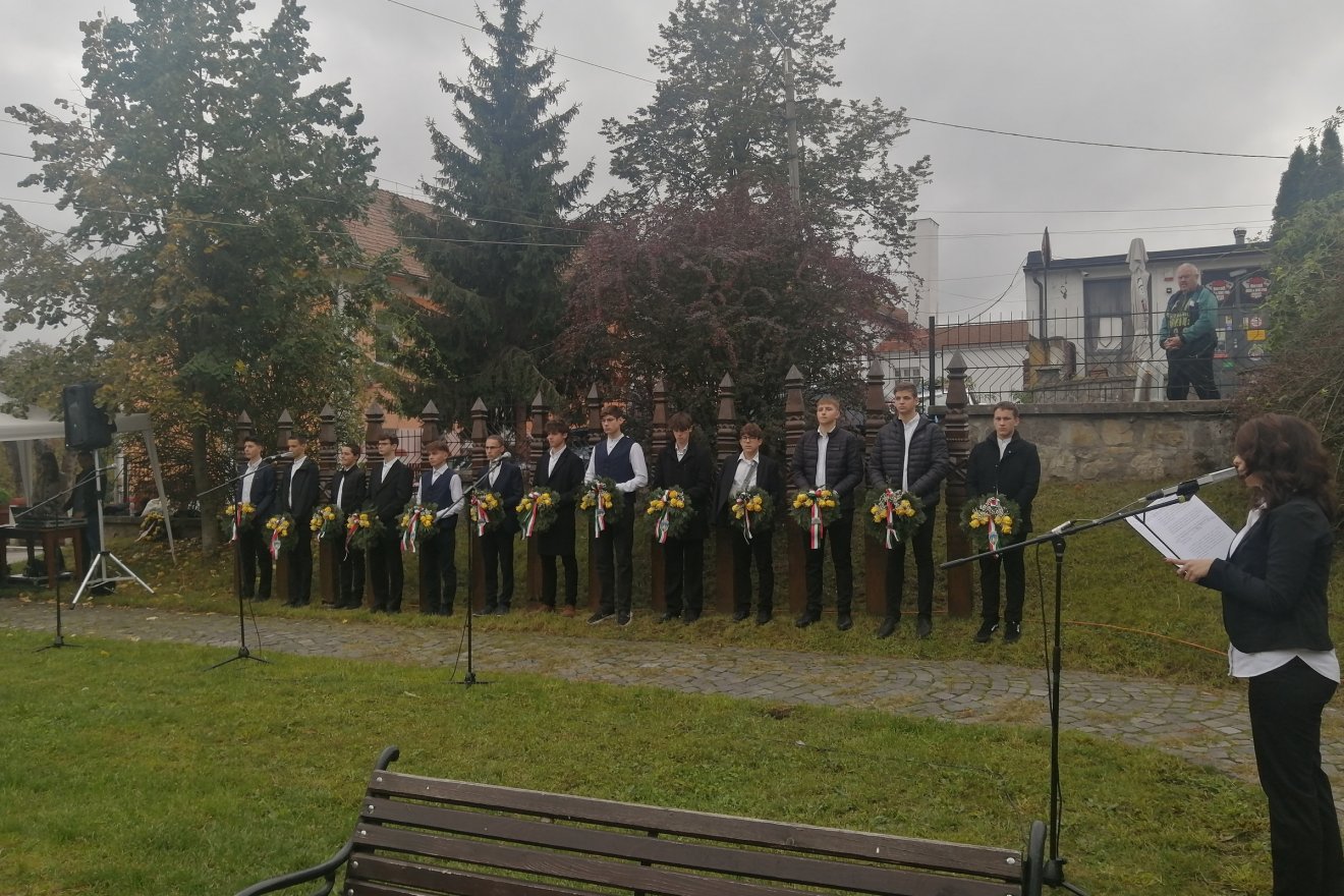 Az emlékpark létesítésétől máig mindig a  mikós diákok működtek közre a megemlékezésen •  Fotó: Bodor Tünde